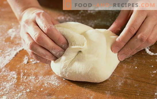 Pâte à pizza à l’eau: comment cuisiner et cuire le pain plat italien le plus simple. Recettes de pâte à pizza sur l'eau