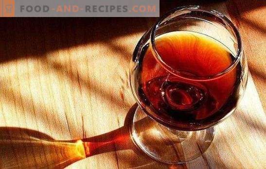 Le cognac fait maison à base de pruneaux est une boisson de choix. Variantes de cognac fait maison de pruneaux aux épices, miel, écorce de chêne