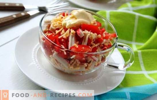 La salade de crabe avec des tomates et du fromage est magnifique! Salade de crabe au fromage et à la tomate