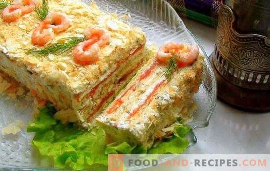 Gâteau avec des gâteaux en conserve - décoration de table! Gâteau juteux avec des conserves et des légumes, du fromage, des œufs, des baguettes, du caviar