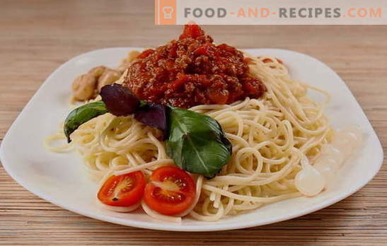 Un dîner simple avec une saveur italienne - spaghetti à la bolognaise. Spaghetti bolognaise classique, végétarienne, classique et épicée