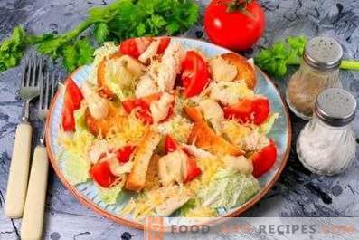 Salade César au poulet, chou chinois, craquelins et tomates