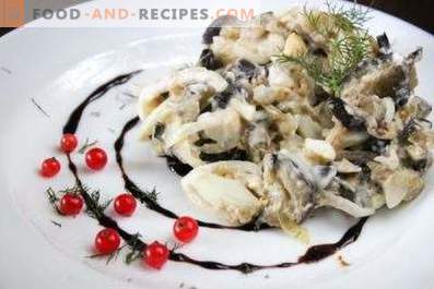 Salades avec des aubergines, des œufs et des oignons marinés